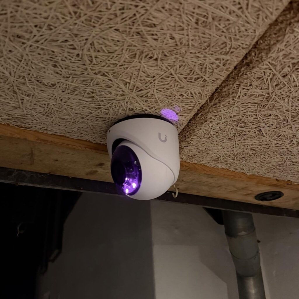 Overvågningskamera monteret i loft med lilla lys