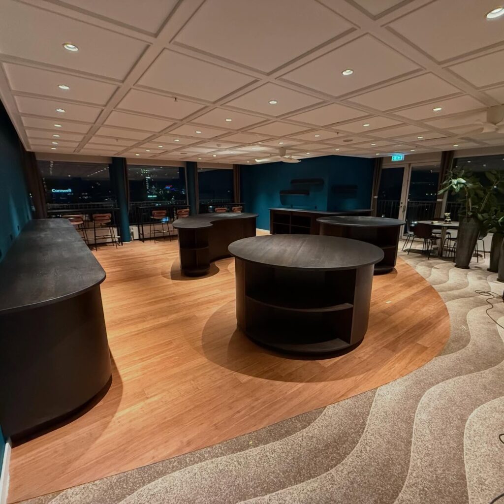 Moderne lounge med runde borde og byudsigt