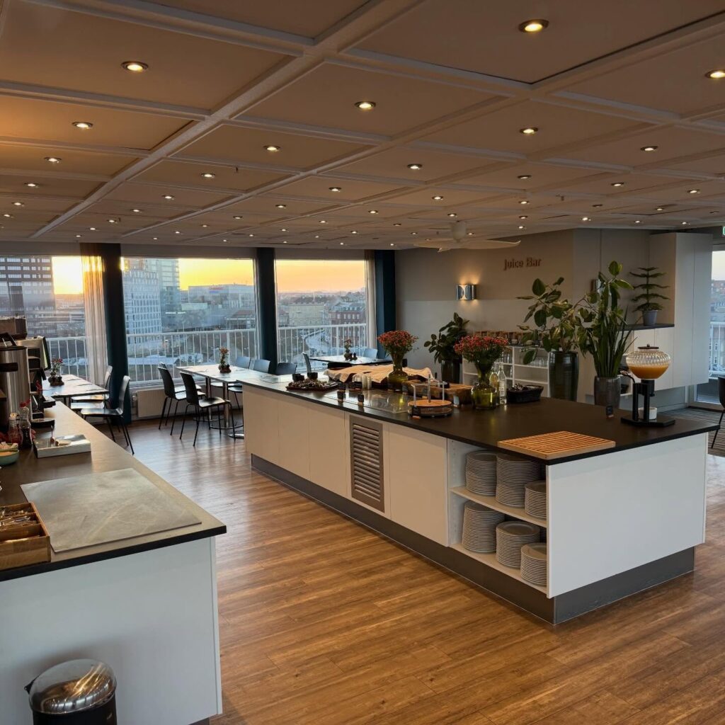 Moderne juicebar med byudsigt ved solnedgang