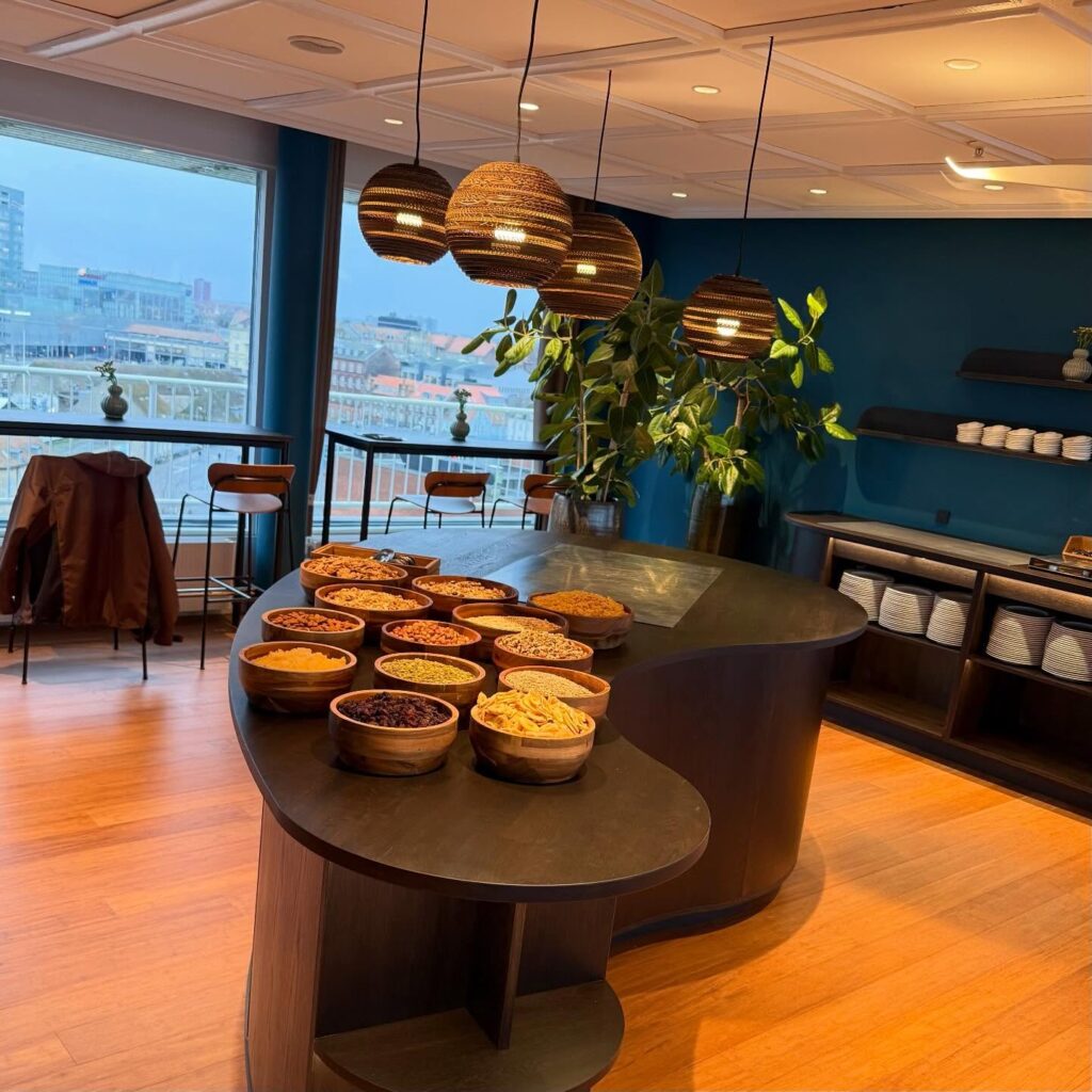 Moderne lounge med snackbord og store vinduer