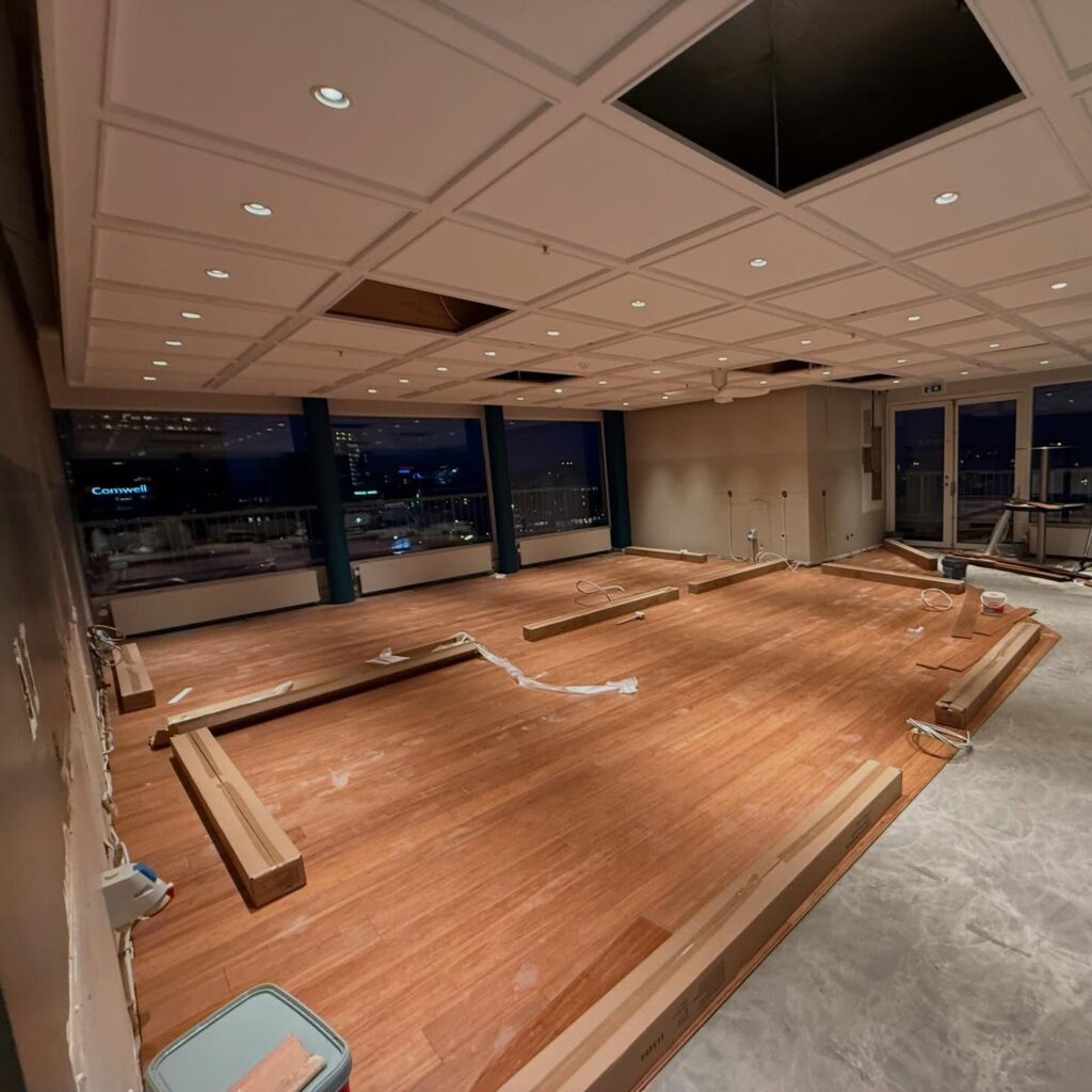 Kontorlokale under renovering med nyt trægulv